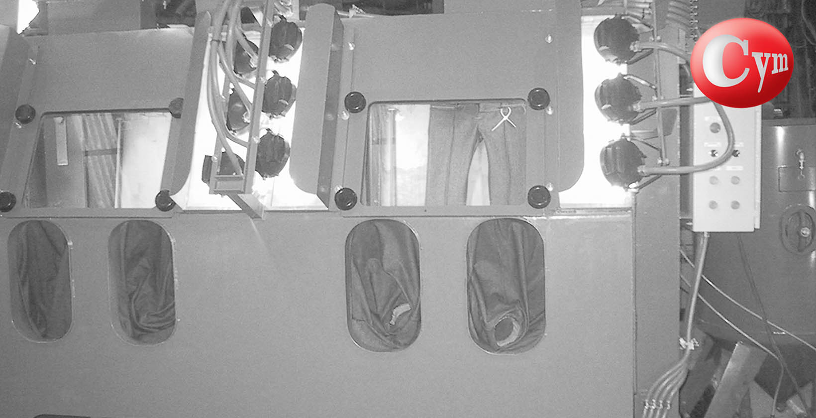 desgaste-localizado-sandblastedo-de-denim-jean-cabina-cerrada-doble-cym