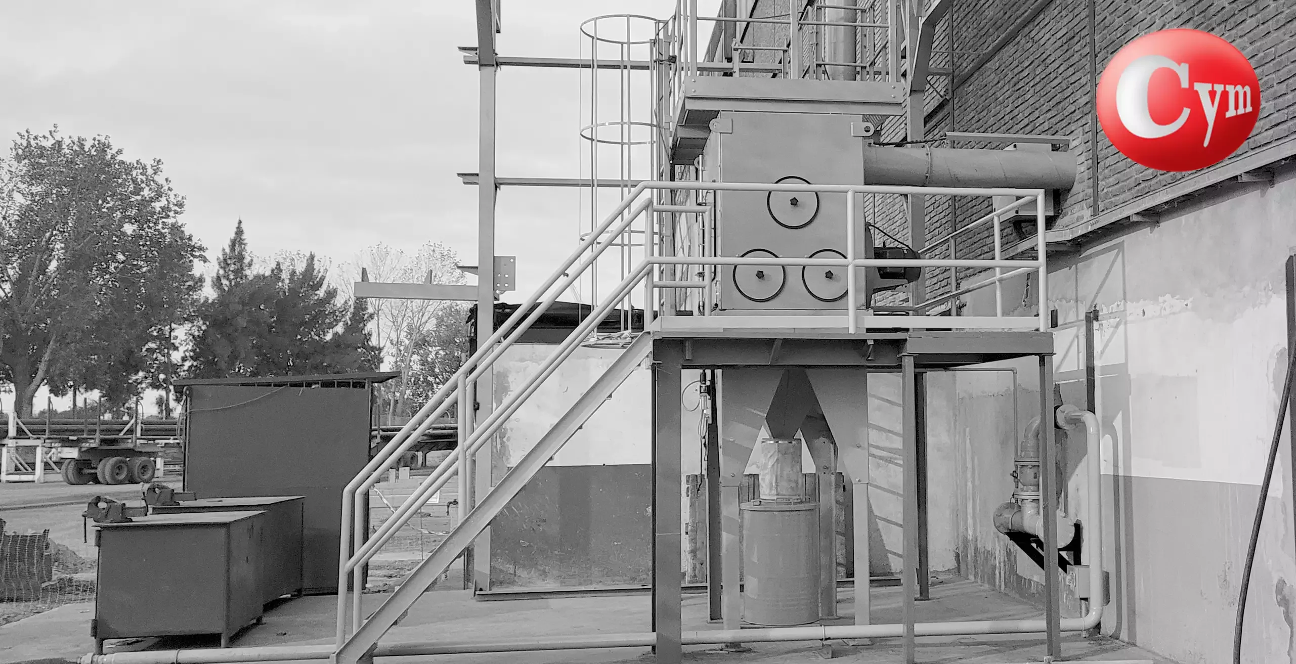 Aspirador de polvo CYM CART6H instalado en granalladora de roscas de tubos — Siderca Tenaris Argentina — CYM Materiales