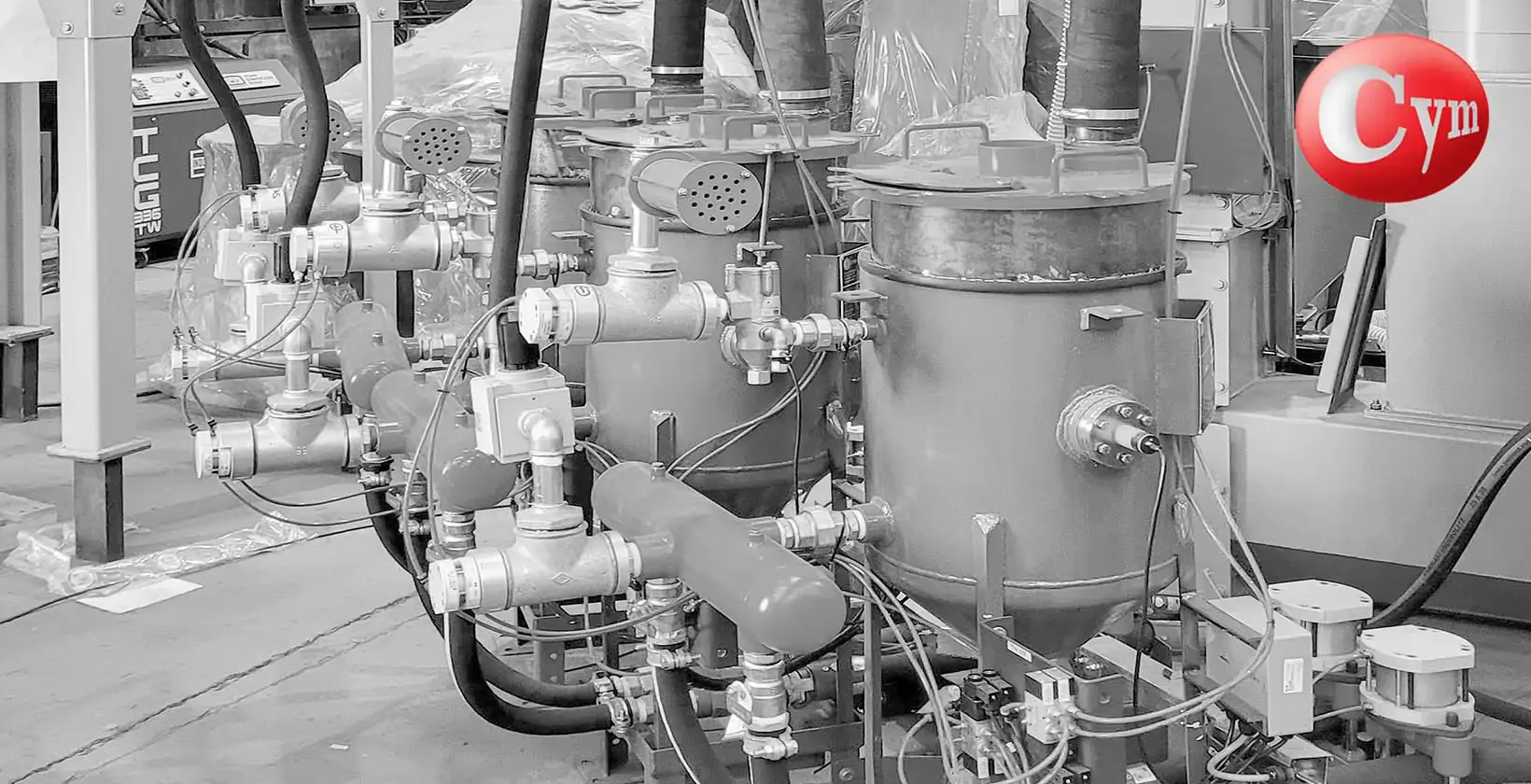 Tolvas granallado CYM 70 litros integradas en equipo shot peening automático — manifold neumático colectores abrasivo