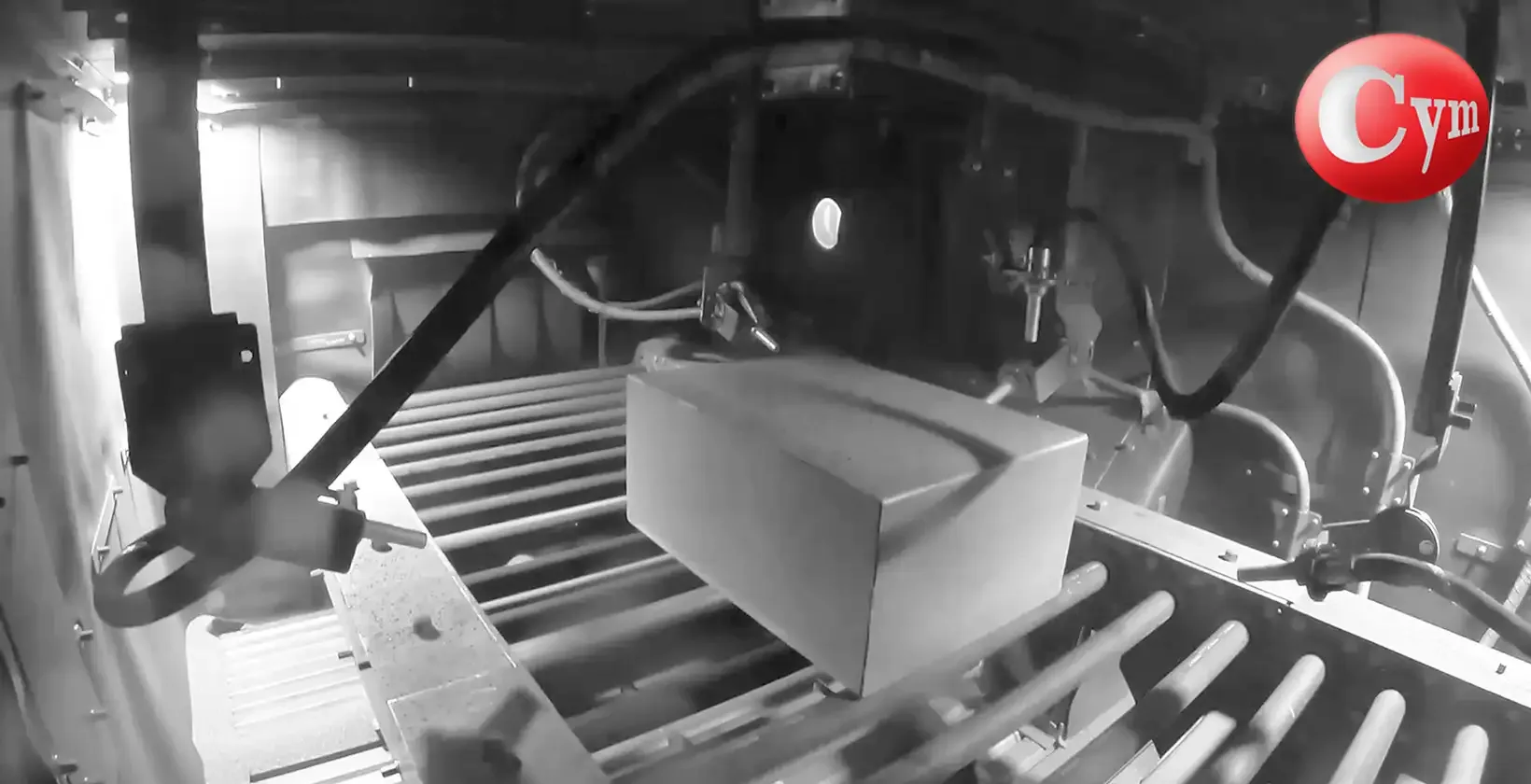 Interior cuarto granallado automático CYM — 5 boquillas manipulador apuntan pieza testigo acero