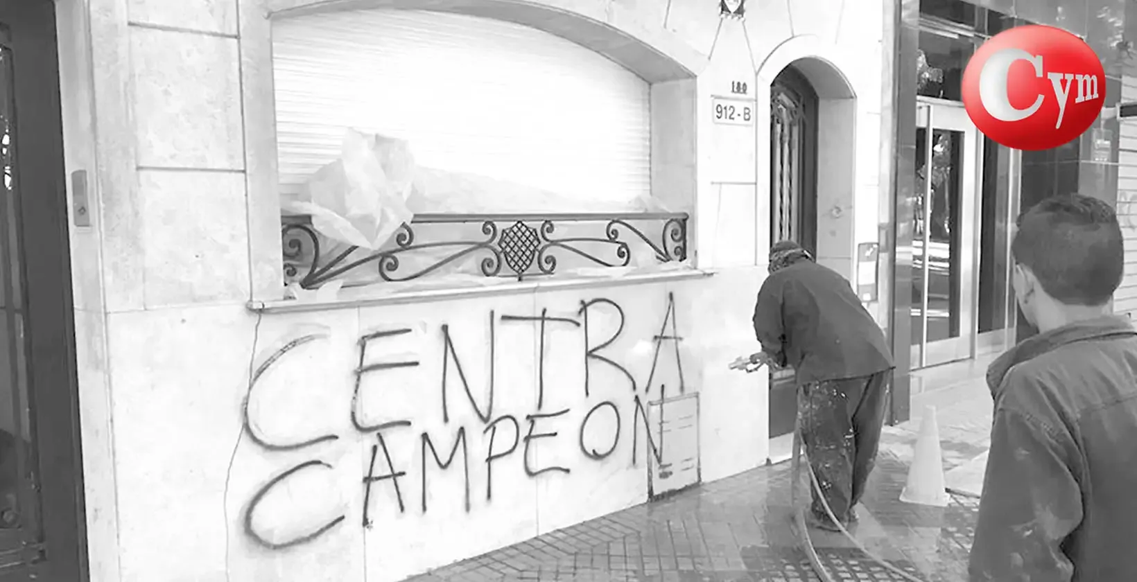 Limpieza de grafitis en fachada de piedra — tolva portátil CY70AL en vía pública — CYM Materiales Argentina