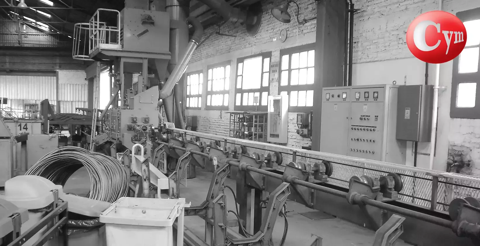 Granalladora de barras continua CYM BAR 3 – 3 turbinas 40 HP a 120° – línea de trefilado de barras con transportador de alimentación · Sipar Aceros Gerdau, Argentina