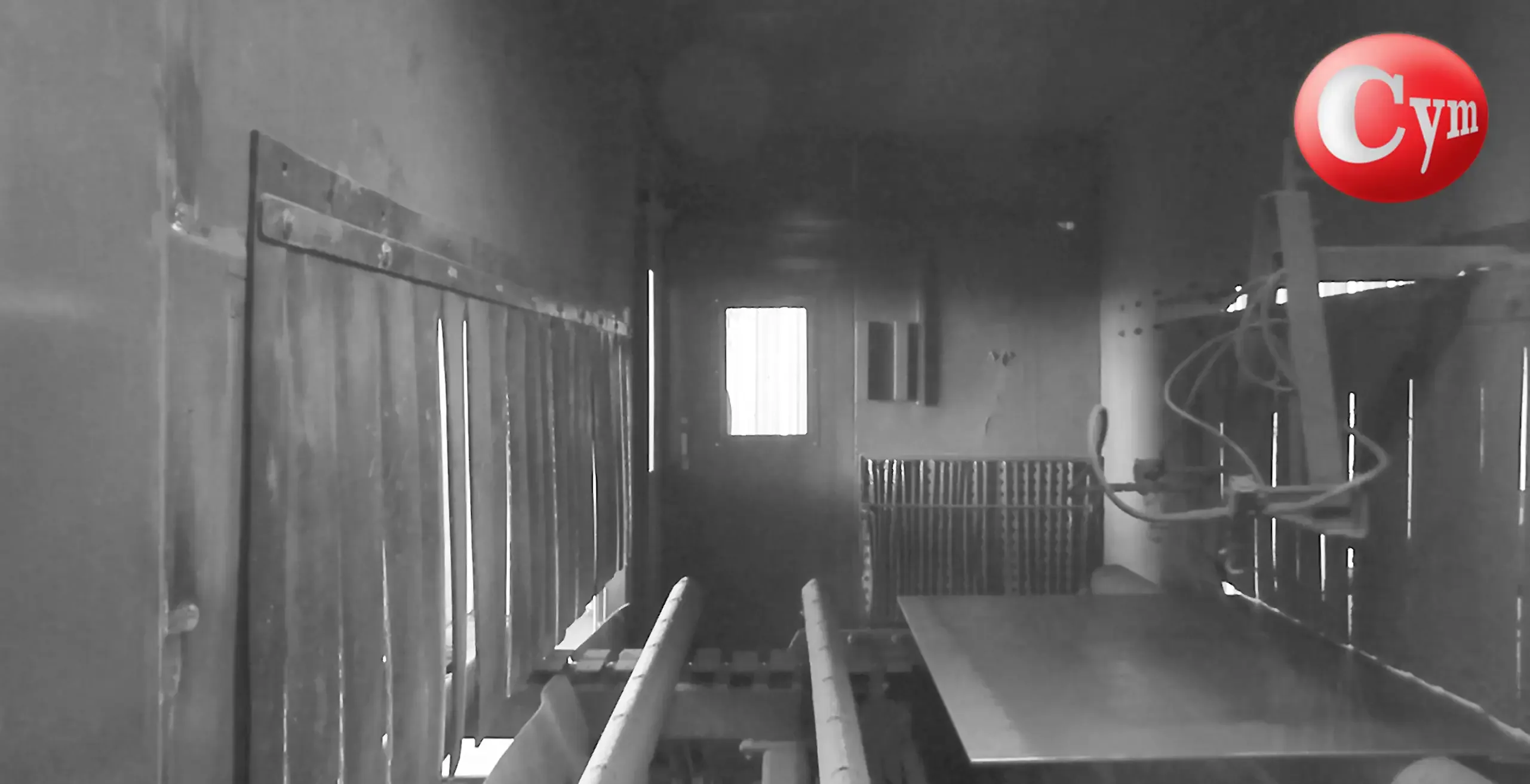 Interior de cabina de aplicación de shop primer en línea de granallado y pintado CYM CH 2.5H – pistolas de pintura automáticas aplicando imprimación sobre chapa · Astillero Paraná Sur, Argentina