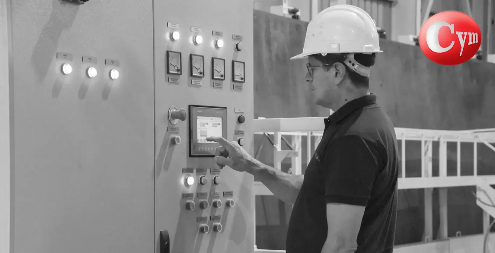 Operario operando panel de control HMI táctil de granalladora de chapas de pasaje vertical CYM – control de velocidad de pasaje, turbinas y proceso · Cantoni S.A., Argentina