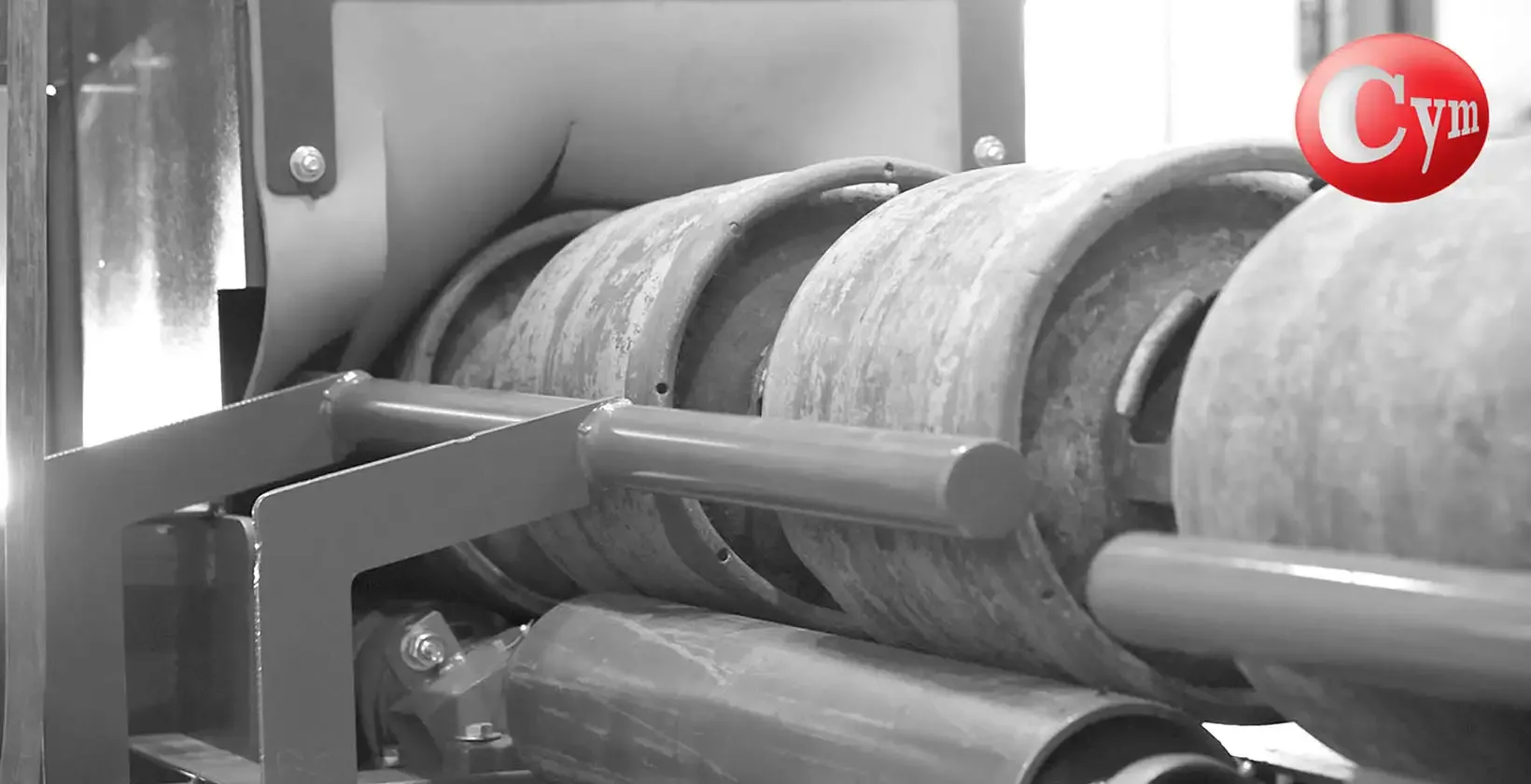 Granalladora GAR CYM – transportador de cadena dosificando cilindros GLP con separación de 200 mm para cubrir cabezas y bases