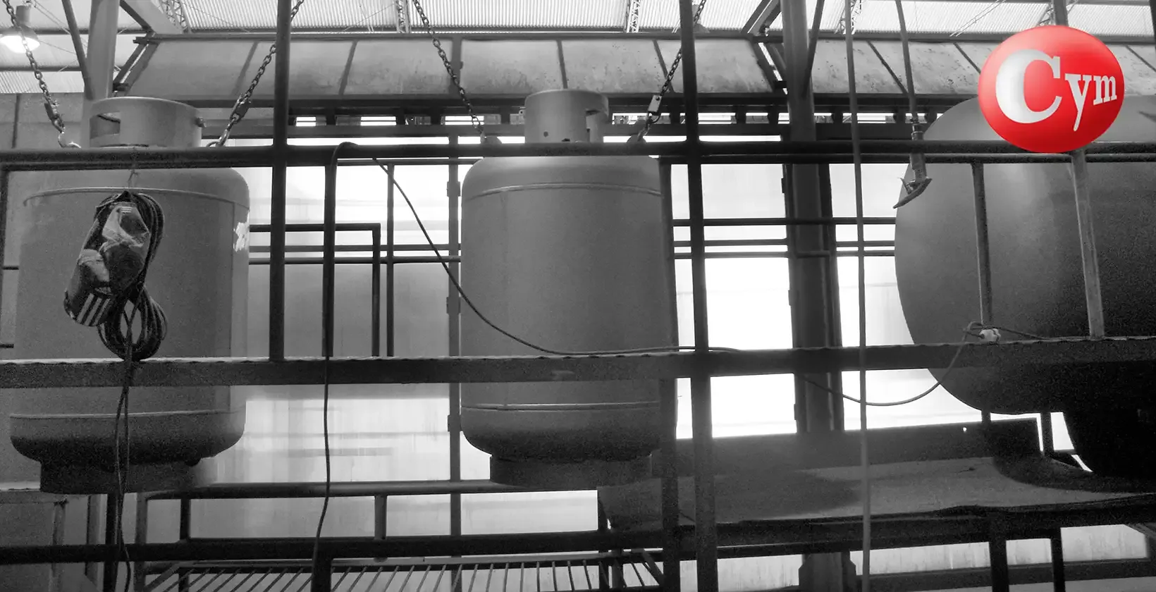 Granalladora CYM EST 15x15 con 12 blast wheels procesando tanques de GLP de distintas capacidades – de 0,5 m³ a 4 m³ simultáneamente