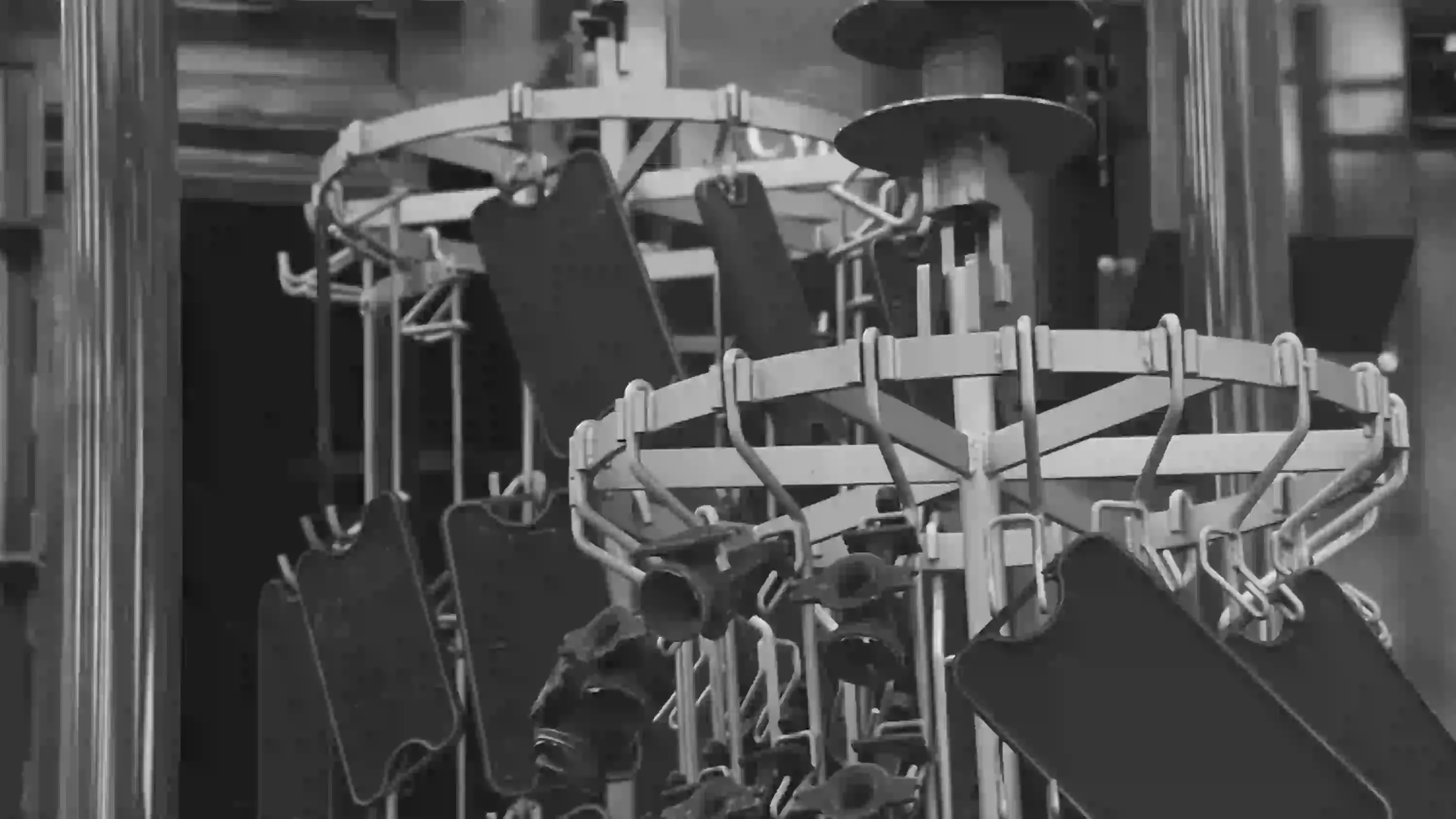 Túnel de granallado de ganchos TUN 13x17 – 8TR 40 HP para piezas de hierro fundido