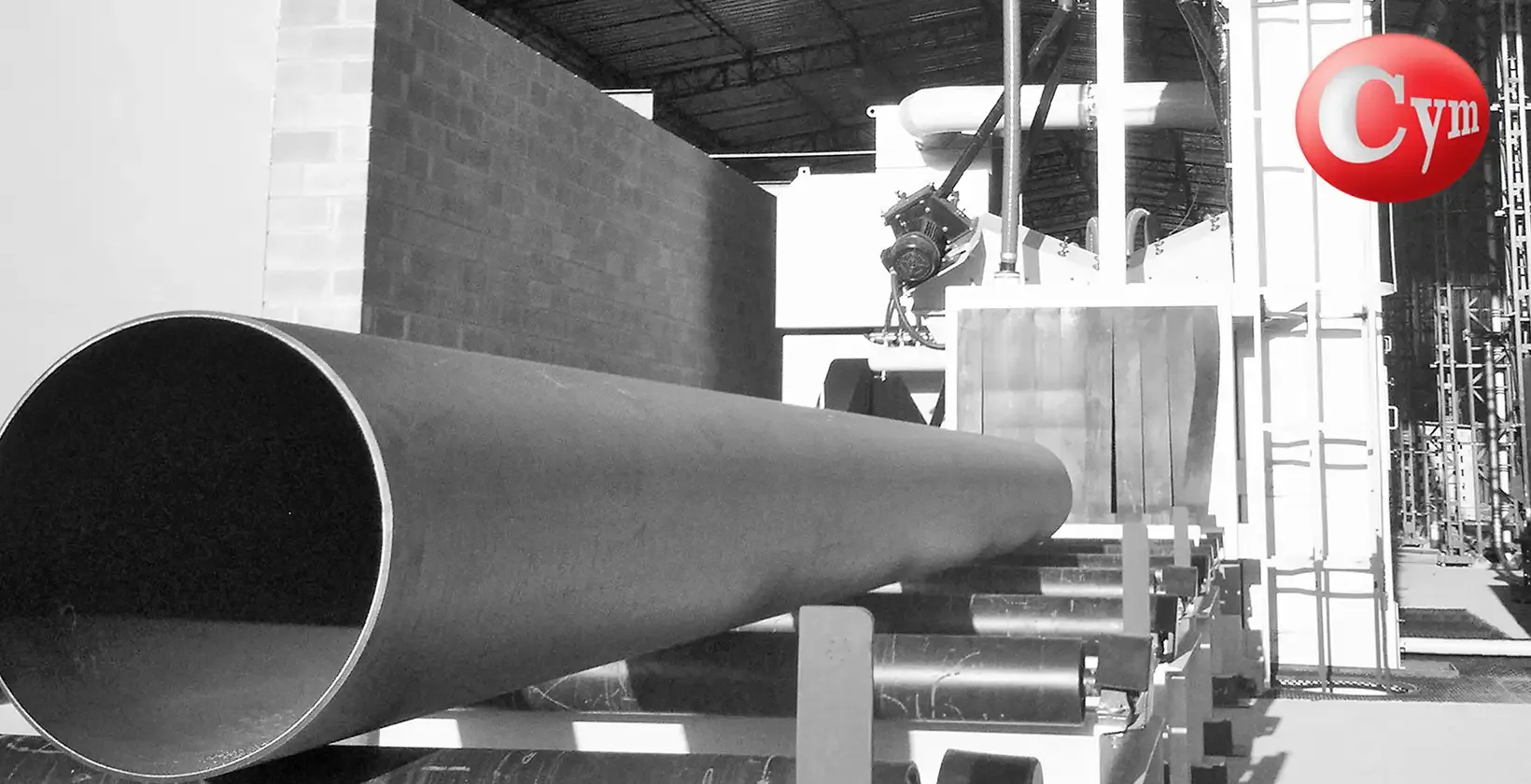 Granalladora CYM PER-I 13x14 – tubo estructural granallado sobre transportador de salida con superficie lista para recubrimiento
