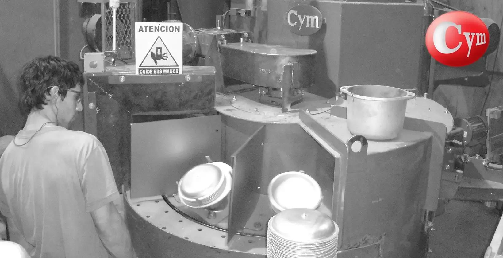 Granalladora de satélite CYM SAT6 — ollas y sartenes aluminio en operación — preparación para pintura — Vemar S.A. Argentina