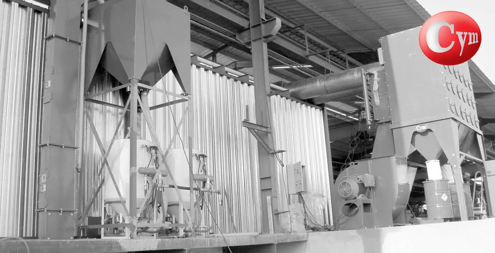 CYM Materiales purificador ARC Estacionario junto a dos cuartos de granallado de gran capacidad en instalación industrial