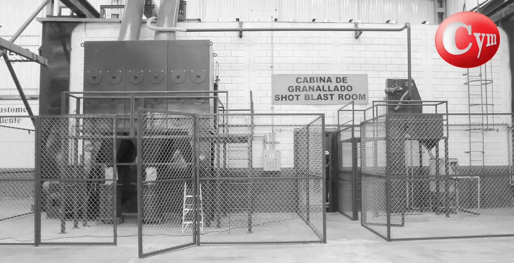 CYM Materiales purificador de granalla ARC Estacionario junto a cuarto de granallado de turbinas con colector de polvo