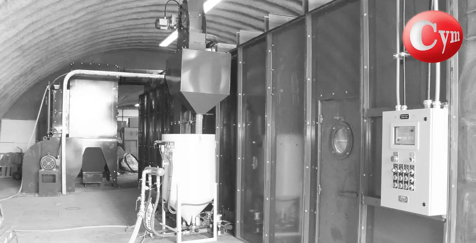CYM Materiales purificador de granalla portátil instalado en cuarto de granallado tipo hangar con tolva y panel de control