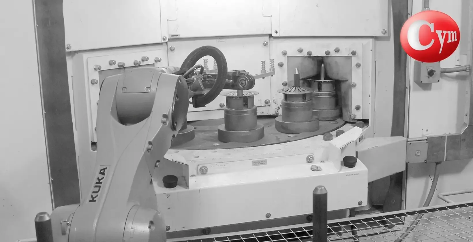 Robot KUKA carga disco de embrague en granalladora SAT12-1TR50HP de CYM Materiales — 3 satélites frente a turbina de 50 HP