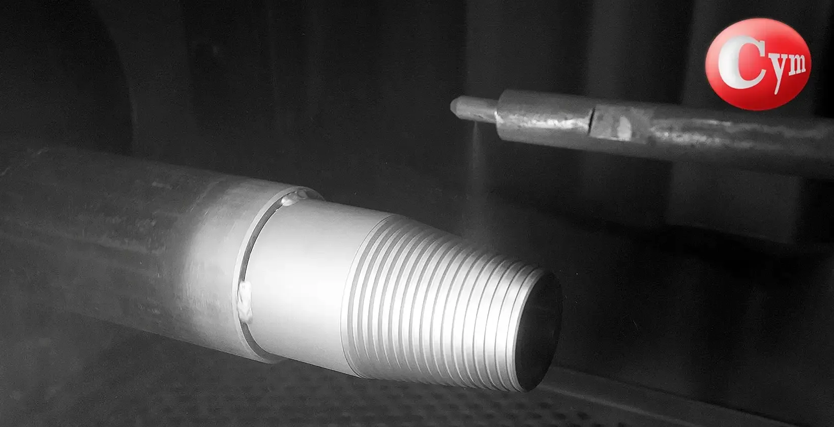 Shot peening de rosca externa de tubo de perforación — boquilla CYM proyectando sobre flancos de rosca — CYM Materiales