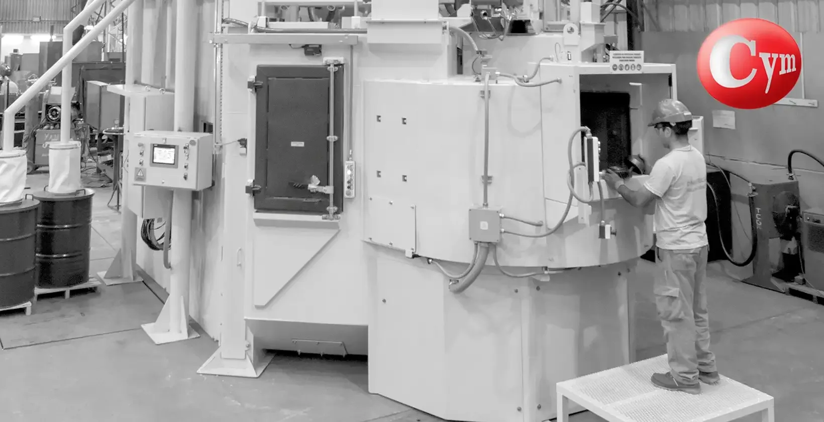 Prueba FAT operario cargando engranajes en granalladora SAT 7-2SP CYM con tolvas doble cámara y servomotor Kuka
